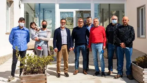 Manuel Conde e Manuel Baltar, con membros da corporaci&oacute;n de Vilar de Barrio, este luns. FOTO Concello de Vilar de Barrio