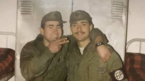 Manuel Fiz e Jos&eacute; Manuel Vigo (con bigote) durante o servizo militar en Ceuta en 1986