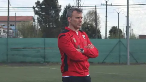 &Oacute;scar Sabucedo. Adestrador do Antela. Partido no Carballi&ntilde;o. F&uacute;tbol