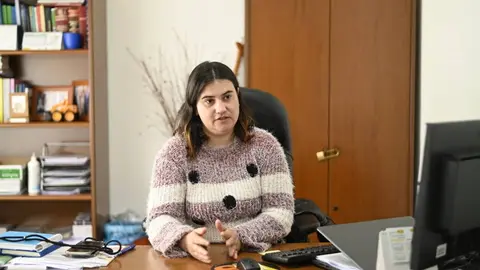 Asunci&oacute;n Morgade, alcaldesa de Rairiz de Veiga, no seu despacho (FILEminimizer)