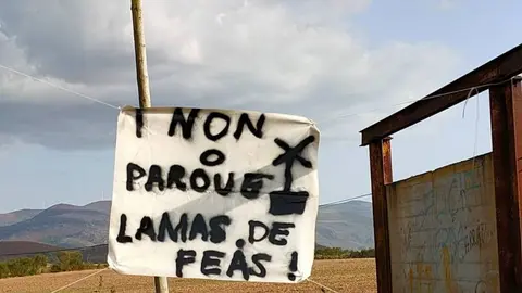 Pancarta, onte na estrada de Calvos de Rand&iacute;n a Os Blancos