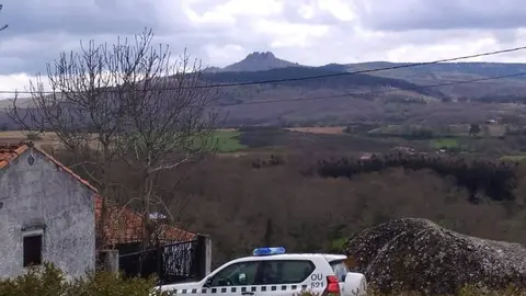 Pico da Aguioncha, vista desde a praza do concello de Calvos de Rand&iacute;n