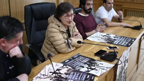 Elvira Lama, co concelleiro de Cultura e membros da Asociaci&oacute;n da Pantalla, este luns na Casa do Concello. FOTO Noelia Caseiro (FILEminimizer)