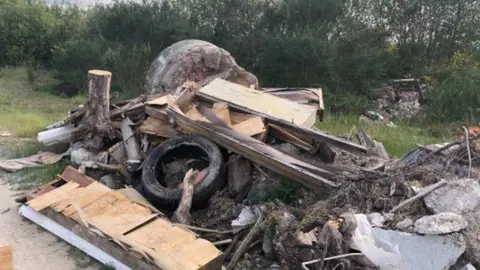 Vertedoiro nas areeiras de Sandi&aacute;s. FOTO Ecoloxistas en Acci&oacute;n