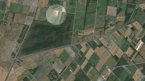 &Aacute;rea de granxas na parroquia de B&oacute;veda. No c&iacute;rculo, a explotaci&oacute;n obxecto de ampliaci&oacute;n. FOTO Google maps