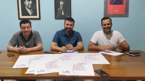 Ramiro Rodr&iacute;guez, Carlos P&eacute;rez e Camilo Vila, na sede do BNG de Xinzo este venres. FOTOS Diario do Limia