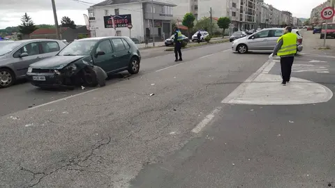 O sinistro de tr&aacute;fico tivo lugar pasadas as 10:20 horas deste lunes. | FOTO: &Eacute;rik Doba&ntilde;o.
