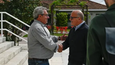 Antonio M&iacute;guez, alcalde de Vilar de Santos, recibe a Manuel Baltar, presidente da Deputaci&oacute;n