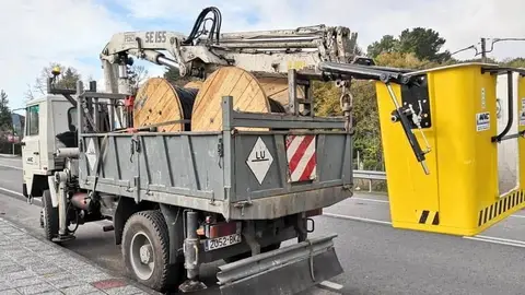 Veh&iacute;culo de obras en Sandi&aacute;s para o cambio da iluminaci&oacute;n p&uacute;blica. | FOTO: Concello de Samdi&aacute;s.