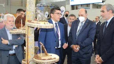 Rub&eacute;n Campos, onte durante a inauguraci&oacute;n, atendo &aacute;s autoridades pol&iacute;ticas. FOTO Comunicaci&oacute;n EXPOPURENSE