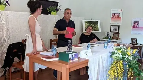 Manuel Lage, con Lola Rico e Rosa Trujillo en Arnu&iacute;de durante a inauguraci&oacute;n (FILEminimizer)