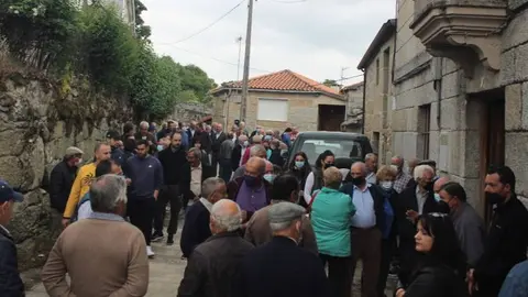 Veci&ntilde;as e veci&ntilde;os, este luns, antes da reuni&oacute;n con Greenalia e o alcalde en Calvos de Rand&iacute;n