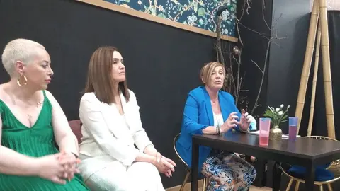 Ana Saavedra, &aacute; dereita da imaxe, este venres durante a charla no &Aacute;gora