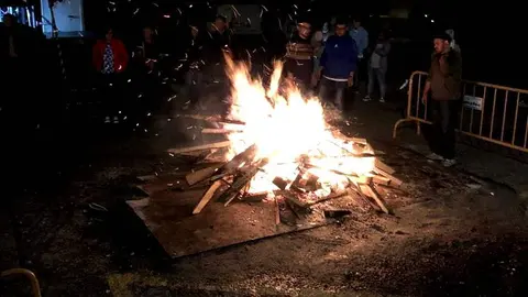 Fuego en el San Juan del Pol&iacute;gono, en Xinzo. | FOTO: O Bi&oacute;n.