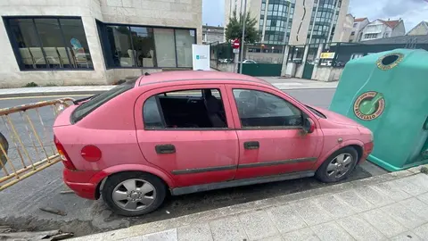 Veh&iacute;culo abandonado na r&uacute;a Ladeira, en Xinzo, diante do cuartel da Garda Civil (5) (FILEminimizer)