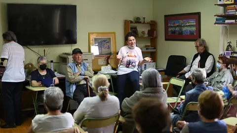 Lola Rico da Escola Rural de Sa&uacute;de na Casa da Cultura campa&ntilde;a de control da osteoporose