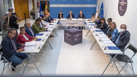 -13.00 horas: Sinatura do convenio &ldquo;Administraci&oacute;n con acompa&ntilde;amento dixital&rdquo;.- O presidente da Deputaci&oacute;n, Manuel Baltar, asina o primeiro convenio &ldquo;Administraci&oacute;n con acompa&ntilde;amento dixital&rdquo; cos alcaldes dos concellos ourens&aacute;ns xa adheridos a este programa (A Bola; Calvos de Rand&iacute;n; Entrimo; Lobeira; Mancomunidade do Carballi&ntilde;o; Pereiro de Aguiar; Padrenda; Pet&iacute;n; Rios; Sarreaus; Trasmiras; Xinzo de Limia; A Pobra de Trives; Barbad&aacute;s) dese&ntilde;ado pola &Aacute;rea de Benestar do goberno provincial para loitar contra a exclusi&oacute;n dixital. Lugar: Centro Cultural Marcos Valc&aacute;rcel. 