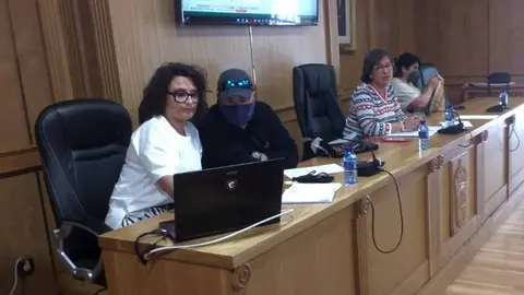 Laura Seara, cos repons&aacute;beis do CIM de Xinzo e a alcaldesa, esta tarde no sal&oacute;n de plenos do Concello de Xinzo de Limia