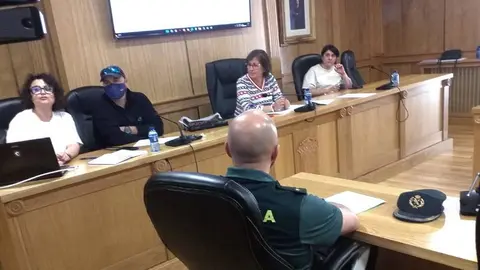 Laura Seara, primeira pola esquerda, o pasado venres durante a presentaci&oacute;n no sal&oacute;n de plenos do Plan de Igualdade