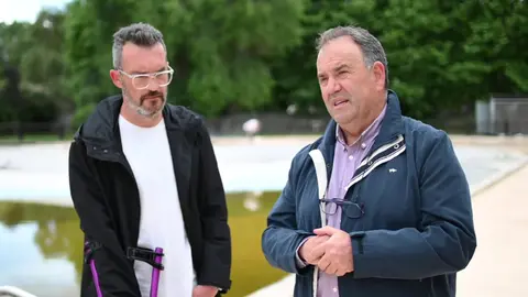 Rafael Penabad e Ram&oacute;n G&oacute;mez, nas piscinas exteriores o 20 de xu&ntilde;o