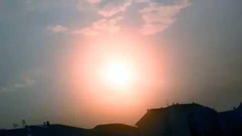 Imaxe do sol desde Xinzo &aacute;s 08: 30 horas deste venres.