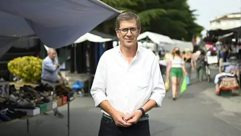Carlos G&oacute;mez, portavoz do PP, onte na Feira de Xinzo de Limia