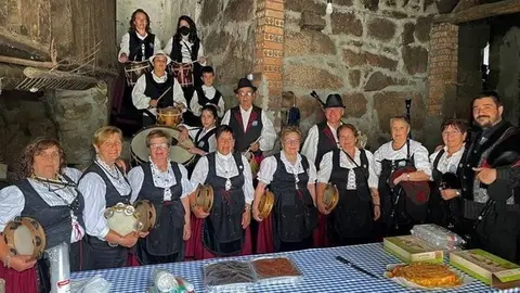 As Rebulideiras de Sarreaus, unha das formaci&oacute;ns participantes no encontro