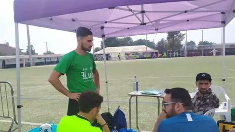 Ju&aacute;ncar, de p&eacute;, no sint&eacute;tico da Moreira, durante un torneo hai d&uacute;as semanas