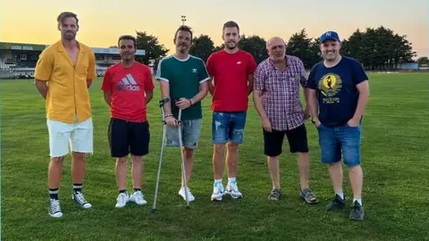 Directivos do Antela F.C. e das Escolas Deportivas de Xinzo, onte na Moreira. FOTO Conceller&iacute;a de Deportes de Xinzo