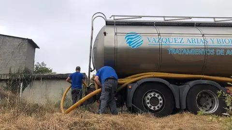Operarios traballando esta semana coa cisterna no dep&oacute;sito de San Lourenzo. Porqueira. auga (1)