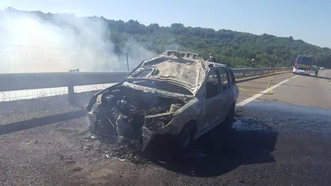 Veh&iacute;culo incendiado esta tarde na A-52 (1)