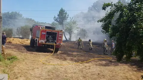 Os medios de extinci&oacute;n traballar para apagar o lume en Vilar de Santos. | FOTO: Emergencias Xinzo de Limia.