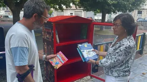 Lama e Penabade presentaron onte o programa Trocalibros. FOTO Concello de Xinzo (FILEminimizer)