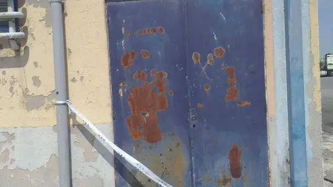 Unha porta do pavill&oacute;n, xa carcomida polo &oacute;xido. | FOTO: &Eacute;rik Doba&ntilde;o.