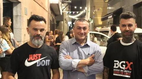 Manuel, Fernando e Xo&aacute;n, respons&aacute;beis da expedici&oacute;n, onte na Escola antes da partida (1). Banda de Gaitas Xinzo. Dopico