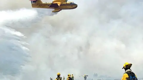 Labores de extinci&oacute;n no lume en Loberia, onte. FOTO BRIF Laza