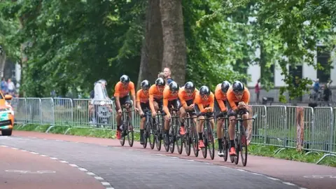 O equipo Euskaltel Euskadi, na crono inicial de La Vuelta 2022. FOTO Fundaci&oacute;n Ciclista Euskadi