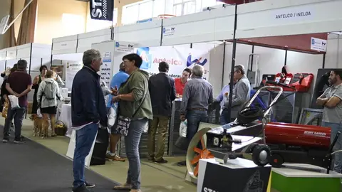 Stand y p&uacute;blico en la una edici&oacute;n anterior de la feria Alimagro en Xinzo de Limia.