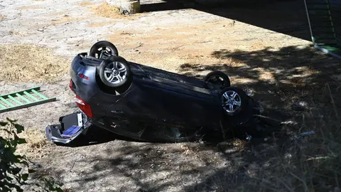 O coche accidentado que caeu dende a ponte do r&iacute;o Limia, preto do pavill&oacute;n onde se celebra a Feira de Alimagro. | FOTO: Noelia Caseiro.