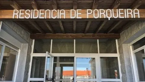 Entrada principal da residencia de Porqueira. Concello de Porqueira Maiores (FILEminimizer)