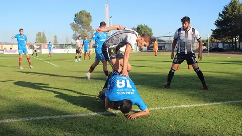 Quintairos e Pedro, diante dun rival, nun lance do partido deste domingo na Moreira. FOTOS Diario do Limia (FILEminimizer)