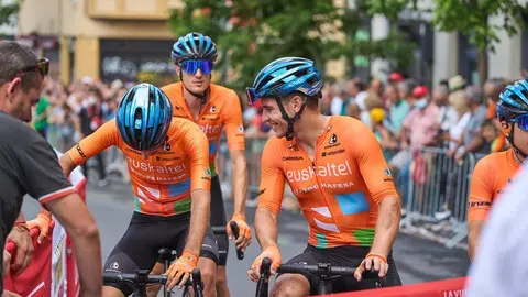Carlos Canal, &aacute; dereita na imaxe, con compa&ntilde;eiros de equipo na sa&iacute;da da d&eacute;cimo quinta etapa de La Vuelta 2022. FUNDACI&Oacute;N Euskadi