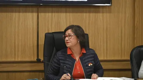 Elvira Lama, durante o pleno de Xinzo o pasado venres. FOTO Noelia Caseiro