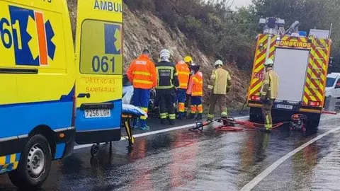 Os sanitarios tiveron que atender &oacute;s dous ocupantes do turismo sinistrado.