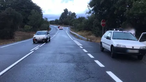 Os dous veh&iacute;culos, despois do sinistro, na OU301 preto de Sabucedo (FILEminimizer)