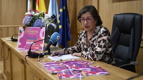 Elvira Lama na presentaci&oacute;n da Gu&iacute;a de Dereitos, Recursos e Programas para as mulleres no sal&oacute;n de plenos. 14 de setembro. Igualdade (2)