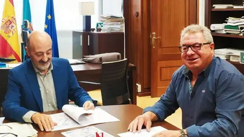Jos&eacute; Antonio Quiroga e Antonio M&iacute;guez, onte na sede da CHMS en Ourense. FOTO Concello de Vilar de Santos