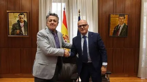 &Oacute;scar Outeiri&ntilde;o, presidente de La Regi&oacute;n, con Manuel Baltar, nunha imaxe de arquivo. FOTO Deputaci&oacute;n Provincial