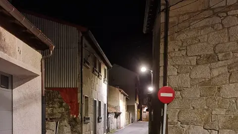 Novas luminarias no casco vello de Xinzo de Limia. FOTO Concello de Xinzo de Limia (FILEminimizer)