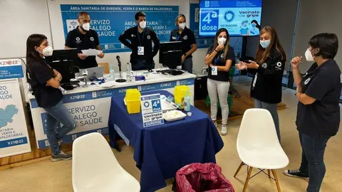 Preparativos para a vacinaci&oacute;n de maiores no Hospital de Ourense este venres. | FOTO: SERGAS.